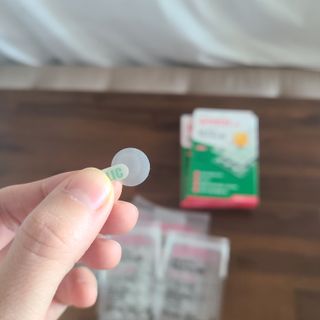 [큐어반H 스팟] 자외선 99프로 차단되는 스틱타입 스팟밴드(1팩 / 66매입) — 5점을 준 리뷰어가 2022년 12월 올린 사용 사진