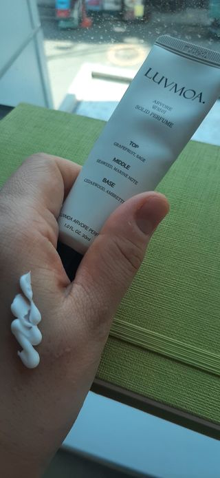 러브모아 향수 고체향수 승무원 고체향수 바르는 향수 니치향수 도손 우드세이지 앤 씨솔트 — 5점을 준 리뷰어가 2022년 12월 올린 사용 사진