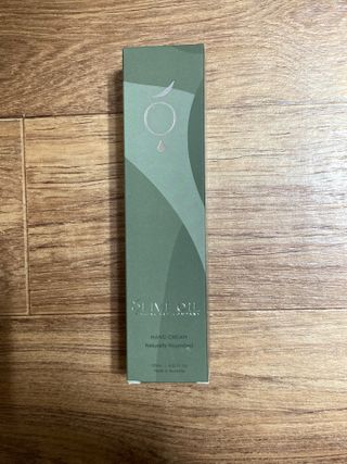 올리브 오일 스킨케어 컴퍼니 [OOSC] 보송보송한 내추럴리 너리시드 핸드크림 125ml — 4.5점을 준 리뷰어가 2021년 5월 올린 사용 사진
