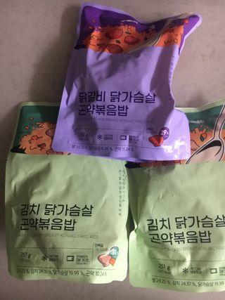 [푸딩팩토리] 요잇조잇 닭갈비 닭가슴살/김치 닭가슴살 곤약볶음밥 2종 (김치볶음밥 2개 닭갈비 볶음밥 1개) — 3.5점을 준 리뷰어가 2022년 8월 올린 사용 사진