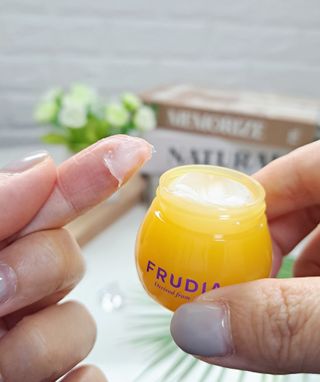 틱톡 [후르디아] 튼입술해결템 올리브영 블루베리 하이드레이팅 허니 립밤 — 5점을 준 리뷰어가 2023년 12월 올린 사용 사진