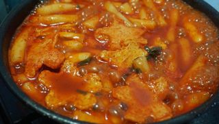 빨간키트 떡볶이 밀키트 2~3인분 매운맛 국물 떡볶이 만들기 쉬운 황금 레시피 분말 소스로 간편한 요리 — 5점을 준 리뷰어가 2021년 10월 올린 사용 사진