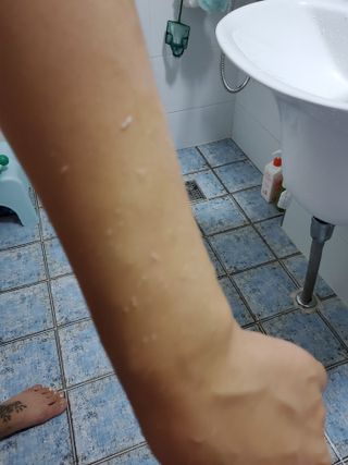 카오리온코스메틱스 곡물 바디 필링 스프레이 — 5점을 준 리뷰어가 2021년 7월 올린 사용 사진