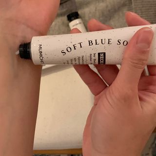 멈칫(MUMCHIT) 넥퍼퓸 NECKPERFUME 2가지 향 — 5점을 준 리뷰어가 2021년 11월 올린 사용 사진