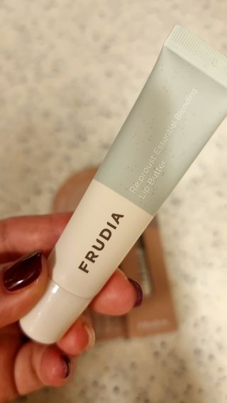 [후르디아] 올리브영 착한보습 비건 립버터 2종 — 5점을 준 리뷰어가 2022년 12월 올린 사용 사진