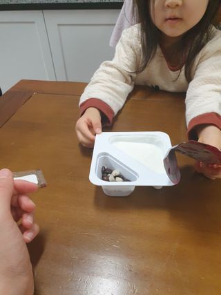 남양유업 또깍 접어 떠먹는 불가리스 2종 — 5점을 준 리뷰어가 2021년 1월 올린 사용 사진