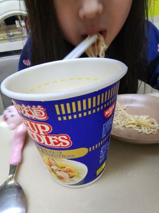 NISSIN 닛신 컵누들  4종 - 씨푸드오리지날, 씨푸드 스파이시, 씨푸드 커리, 씨푸드 XO소스 — 5점을 준 리뷰어가 2022년 11월 올린 사용 사진