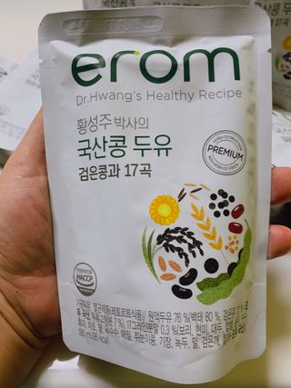 이롬 황성주 박사의 국산콩 두유 검은콩과 17곡 프리미엄 — 5점을 준 리뷰어가 2021년 5월 올린 사용 사진