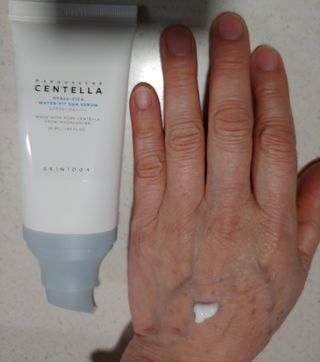 [스킨1004] 마다가스카르 센텔라 히알루-시카 워터핏 선세럼 50ml — 5점을 준 리뷰어가 2024년 5월 올린 사용 사진
