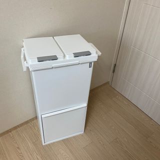 창신리빙 [프랑코 원터치 스탠드 분리수거함 50L 화이트] 똑똑한 정리 수납 — 4.5점을 준 리뷰어가 2021년 7월 올린 사용 사진