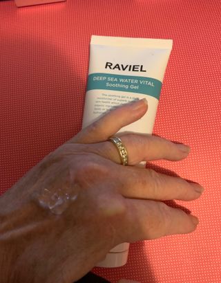 라비엘 RAVIEL 딥 씨 워터 퓨어 바이탈 수딩 젤 5.1 fl oz (150ml) 페이스 &amp; 바디, 쿨링 효과 — 5점을 준 리뷰어가 2022년 9월 올린 사용 사진