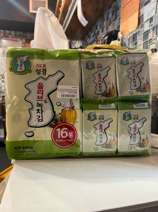 SUNG GYUNG Olive & Green Tea Seaweed Snack Pack of 16 — 5점을 준 리뷰어가 2024년 1월 올린 사용 사진
