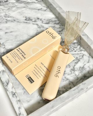 ATHE AUTHENTIC AIRY LIP BALM / 비건립밤 / 어센틱립밤 / 에어리립밤 (수정 요청) — 4점을 준 리뷰어가 2022년 8월 올린 사용 사진