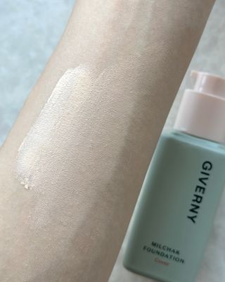 지베르니 밀착 커버 파운데이션 30ml + 밀착 커버 쿠션 본 제품 — 3.5점을 준 리뷰어가 2023년 9월 올린 사용 사진
