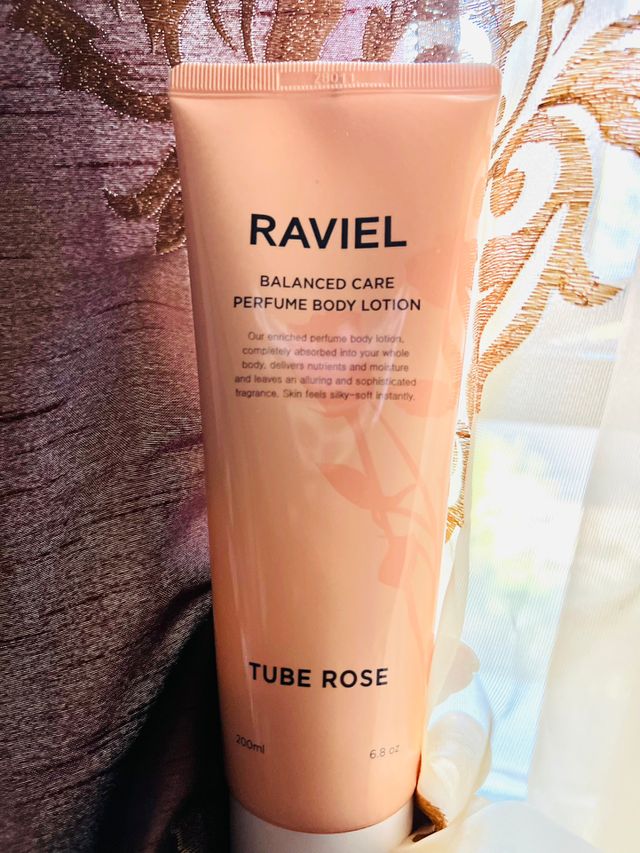 RAVIEL 밸런스드 케어 모이스처라이징 퍼퓸 바디 로션 6.8 fl oz (200ml), 릴리 머스크 / 튜브 로즈 리뷰 사진