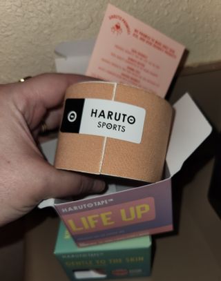 HARUTO 하루토 라이프 UP 엑스트라 센서티브 키네시올로지 테이프 — 5점을 준 리뷰어가 2023년 4월 올린 사용 사진
