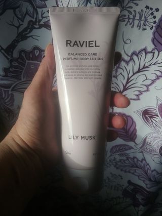 라비엘 RAVIEL 밸런스드 케어 모이스처라이징 퍼퓸 바디 로션 6.8 fl oz (200ml), 릴리 머스크 / 튜브 로즈 — 3점을 준 리뷰어가 2022년 9월 올린 사용 사진