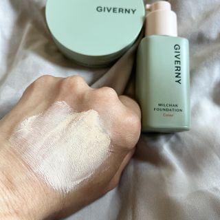 지베르니 밀착 커버 파운데이션 30ml + 밀착 커버 쿠션 본 제품 — 5점을 준 리뷰어가 2023년 9월 올린 사용 사진