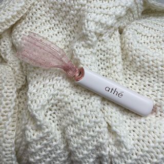 ATHE AUTHENTIC AIRY LIP BALM / 비건립밤 / 어센틱립밤 / 에어리립밤 (수정 요청) — 4점을 준 리뷰어가 2022년 8월 올린 사용 사진