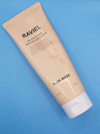 라비엘 RAVIEL 밸런스드 케어 모이스처라이징 퍼퓸 바디 로션 6.8 fl oz (200ml), 릴리 머스크 / 튜브 로즈 — 5점을 준 리뷰어가 2022년 9월 올린 사용 사진