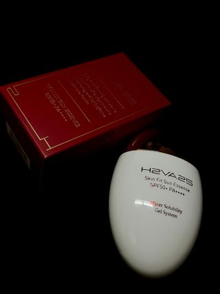 H2VA25 Skin Fit Sun Essence SPF50+ PA++++ 50ml / 1.69 FL.oz Moisturizing Sunblock Sunscreen K-Beauty — 4점을 준 리뷰어가 2024년 10월 올린 사용 사진