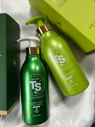 ゴールドプラスセット(シャンプー500g x 1ea/トリートメント500ml X 1ea) — 4점을 준 리뷰어가 2023년 3월 올린 사용 사진