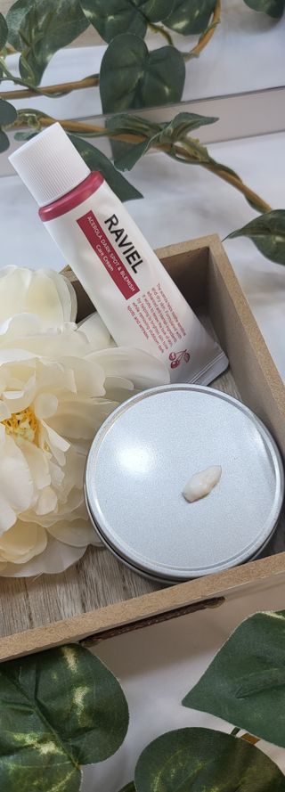 라비엘 아세로라 &amp; 스네일 뮤신 다크 스팟 케어 크림 1.7 fl oz (50ml), 스네일 뮤신 &amp; 히알루론산 — 5점을 준 리뷰어가 2022년 9월 올린 사용 사진