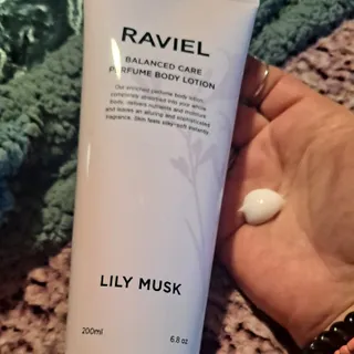 라비엘 RAVIEL 밸런스드 케어 모이스처라이징 퍼퓸 바디 로션 6.8 fl oz (200ml), 릴리 머스크 / 튜브 로즈 — 4점을 준 리뷰어가 2022년 9월 올린 사용 사진