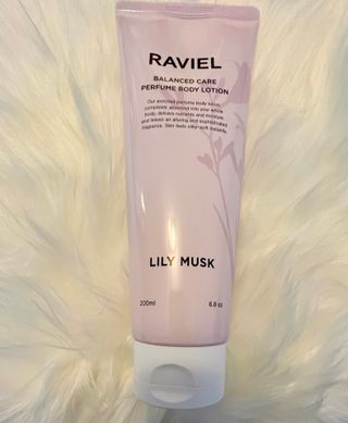 라비엘 RAVIEL 밸런스드 케어 모이스처라이징 퍼퓸 바디 로션 6.8 fl oz (200ml), 릴리 머스크 / 튜브 로즈 — 4점을 준 리뷰어가 2022년 9월 올린 사용 사진