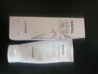 라비엘 RAVIEL 밸런스드 케어 모이스처라이징 퍼퓸 바디 로션 6.8 fl oz (200ml), 릴리 머스크 / 튜브 로즈 — 5점을 준 리뷰어가 2022년 9월 올린 사용 사진