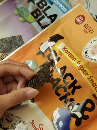 UNCLE NICK 한국 슈퍼 스낵 블랙 &amp; 블랙 김 스낵 — 5점을 준 리뷰어가 2021년 10월 올린 사용 사진
