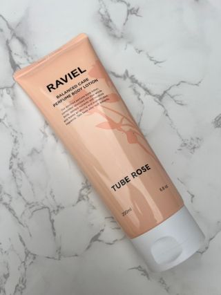 라비엘 RAVIEL 밸런스드 케어 모이스처라이징 퍼퓸 바디 로션 6.8 fl oz (200ml), 릴리 머스크 / 튜브 로즈 — 5점을 준 리뷰어가 2022년 9월 올린 사용 사진