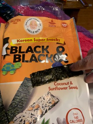 UNCLE NICK 한국 슈퍼 스낵 블랙 &amp; 블랙 김 스낵 — 3점을 준 리뷰어가 2021년 11월 올린 사용 사진