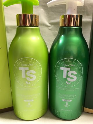 ゴールドプラスセット(シャンプー500g x 1ea/トリートメント500ml X 1ea) — 4점을 준 리뷰어가 2023년 3월 올린 사용 사진