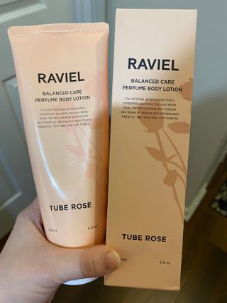라비엘 RAVIEL 밸런스드 케어 모이스처라이징 퍼퓸 바디 로션 6.8 fl oz (200ml), 릴리 머스크 / 튜브 로즈 — 5점을 준 리뷰어가 2022년 9월 올린 사용 사진