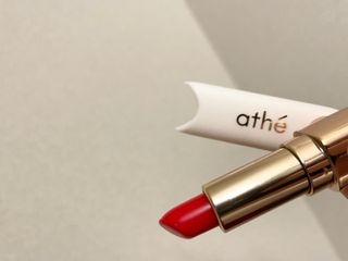ATHE AUTHENTIC AIRY LIP BALM / 비건립밤 / 어센틱립밤 / 에어리립밤 (수정 요청) — 5점을 준 리뷰어가 2022년 8월 올린 사용 사진