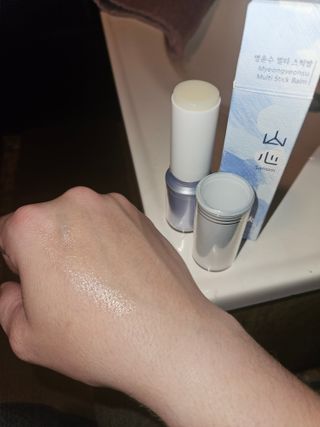 산심 명연수 멀티 스틱 밤 0.38oz 수분 스틱 집중 주름 케어 — 5점을 준 리뷰어가 2023년 5월 올린 사용 사진