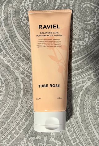 라비엘 RAVIEL 밸런스드 케어 모이스처라이징 퍼퓸 바디 로션 6.8 fl oz (200ml), 릴리 머스크 / 튜브 로즈 — 5점을 준 리뷰어가 2022년 10월 올린 사용 사진