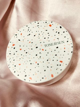 TONEfitSUN 쿠션 12g 비건 톤업 선쿠션 한국산 SPF 50+/ PA++++ — 5점을 준 리뷰어가 2023년 2월 올린 사용 사진