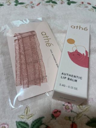 ATHE AUTHENTIC AIRY LIP BALM / 비건립밤 / 어센틱립밤 / 에어리립밤 (수정 요청) — 5점을 준 리뷰어가 2022년 8월 올린 사용 사진