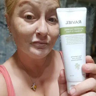 라비엘 머그워트 그린머드 팩투폼 페이스 클렌저, 4.1fl oz(120ml), 2-in-1 멀티 클렌저 — 5점을 준 리뷰어가 2022년 9월 올린 사용 사진