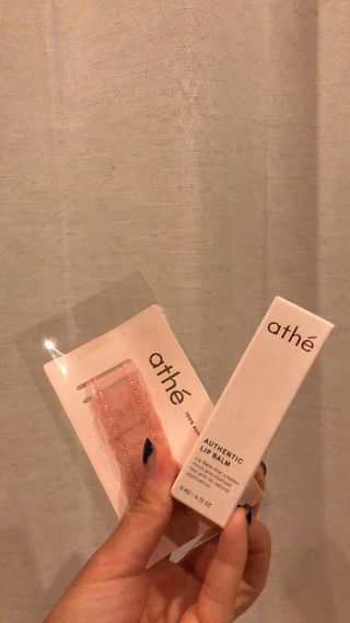 ATHE AUTHENTIC AIRY LIP BALM / 비건립밤 / 어센틱립밤 / 에어리립밤 (수정 요청) — 5점을 준 리뷰어가 2022년 8월 올린 사용 사진