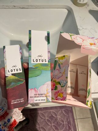 더 퓨어 로터스 제주 식물 선크림 / 제주 연잎 &amp; 동백 미스트 / 순수한 연꽃 어메니티 세트 — 5점을 준 리뷰어가 2022년 12월 올린 사용 사진