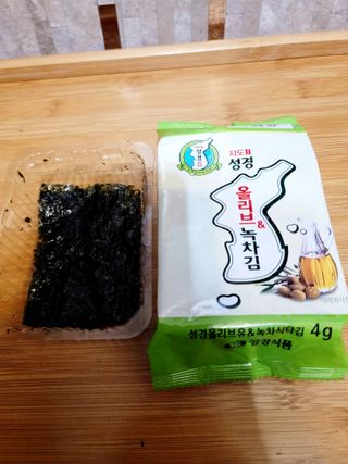 SUNG GYUNG Olive & Green Tea Seaweed Snack Pack of 16 — 5점을 준 리뷰어가 2024년 1월 올린 사용 사진