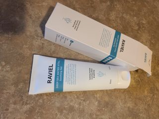 라비엘 RAVIEL 딥 씨 워터 퓨어 바이탈 수딩 젤 5.1 fl oz (150ml) 페이스 &amp; 바디, 쿨링 효과 — 5점을 준 리뷰어가 2022년 9월 올린 사용 사진