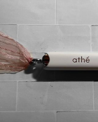 ATHE AUTHENTIC AIRY LIP BALM / 비건립밤 / 어센틱립밤 / 에어리립밤 (수정 요청) — 5점을 준 리뷰어가 2022년 8월 올린 사용 사진