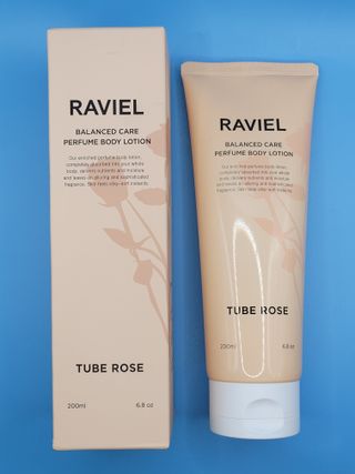 라비엘 RAVIEL 밸런스드 케어 모이스처라이징 퍼퓸 바디 로션 6.8 fl oz (200ml), 릴리 머스크 / 튜브 로즈 — 5점을 준 리뷰어가 2022년 9월 올린 사용 사진
