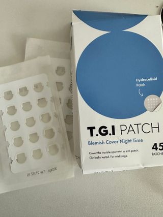 NYfashioncity [TGI 패치] 블레미쉬 커버 나이트 타임 - 중기 여드름 및 뾰루지용 하이드로콜로이드 패치 (45개입) — 4점을 준 리뷰어가 2024년 10월 올린 사용 사진