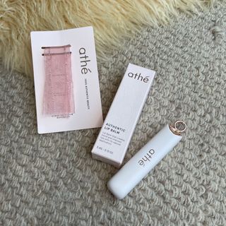 ATHE AUTHENTIC AIRY LIP BALM / 비건립밤 / 어센틱립밤 / 에어리립밤 (수정 요청) — 5점을 준 리뷰어가 2022년 7월 올린 사용 사진