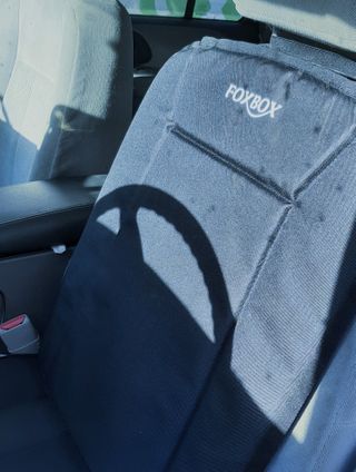 폭스박스 [FOXBOX] 하드 보드와 두꺼운 패딩 메모리 폼이 적용된 FOXBOX 차량용 시트 프로텍터 — 4점을 준 리뷰어가 2021년 2월 올린 사용 사진